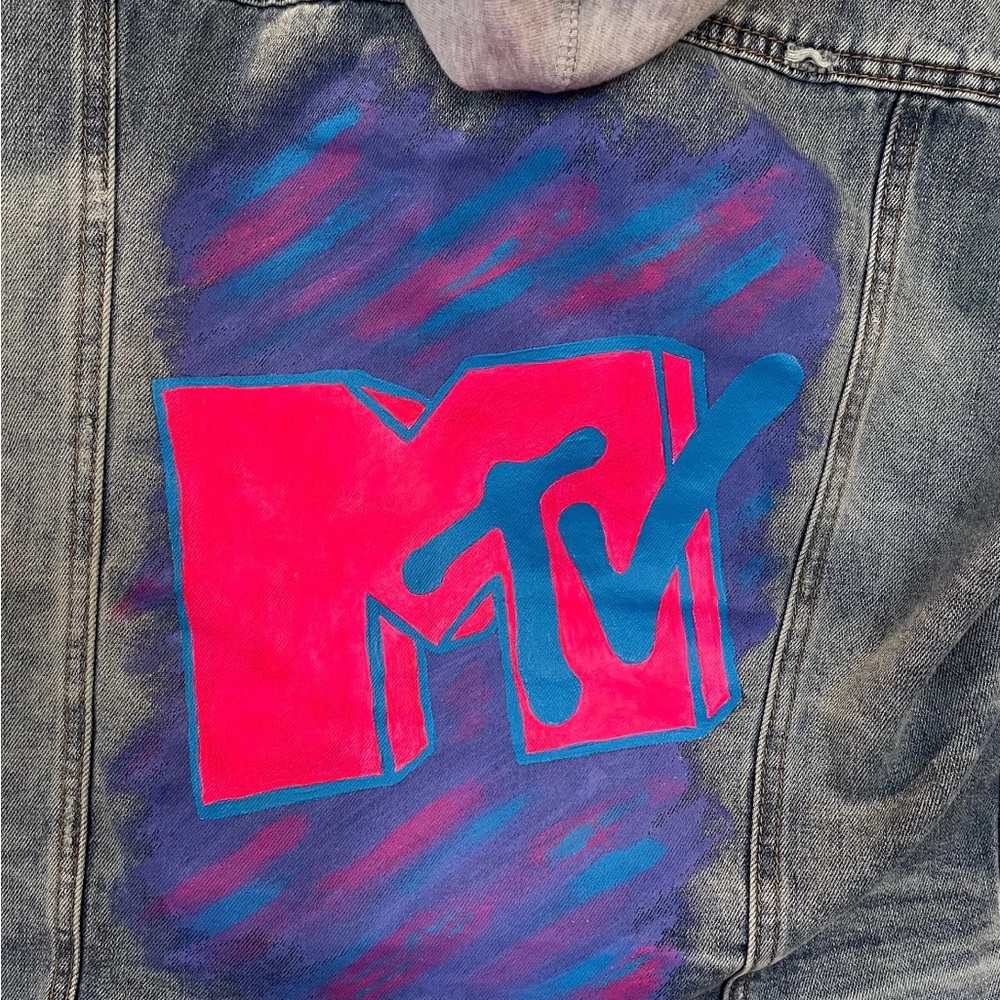 Hand painted jean jacket with MTV logo (90s vibes) - Picture 2 of 8